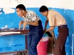 Thanh niên tấu hài với điệu đi người máy