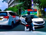Thanh niên chạy xe máy sang đường ẩu báo hại 2 ô tô va quệt nhau