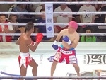 Võ sĩ làm màu khi chào sân bị đối thủ hạ knock out