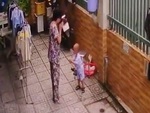 Bé trai bắt chước chắp tay lạy khi thấy bà thắp hương