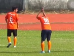 Cầu thủ chắp tay lạy đồng đội 'chân gỗ'
