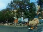 Tài xế không bắt đền khi bị xe máy tông móp đầu ô tô