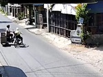 Cô gái sang đường quan sát rất kỹ nhưng vẫn xảy ra va chạm