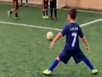 Cầu thủ nhí bắt chước dáng đứng sút phạt của Ronaldo