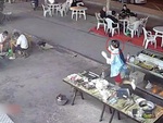 Bà chủ hoảng hồn khi đá chân giãn cơ bay giày về phía khách