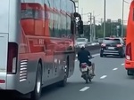 Người đàn ông chạy xe máy đánh võng kiểu 'bố đời' bị quả báo