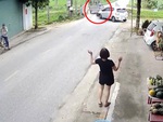Người phụ nữ giật mình với thanh niên lái xe lôi quệt vỡ đầu ô tô