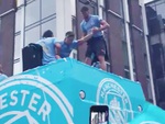 Jack Grealish suýt rơi khỏi xe buýt diễu hành của Man City