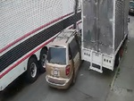 Ô tô rớt cửa khi đi qua khe hẹp