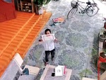 Bé trai đi tổng kết về, cầm giấy khen đứng trước camera khoe với bố