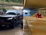 Xế hộp chết máy vì tài xế cố tình đi vào đường ngập