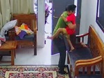 Bố đi làm về giả vờ giật mình để hai con vui