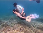 Các cô gái chìm không nổi khi trải nghiệm lặn biển, ngắm san hô