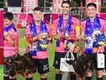 Kaka được thưởng một gánh gà sống ở giải từ thiện của Trung Quốc