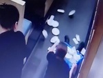 Cô gái chán không buồn nói khi trượt chân làm đổ rổ bát