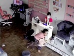 Cô gái ngồi làm nail 'tốc biến' về nhà cào lúa vì trời mưa