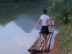 Cô gái ngã xuống sông khi trổ tài 'lăng ba vi bộ'
