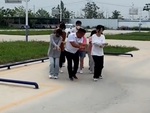 Thầy giáo dạy học viên lùi ô tô vào chuồng trong tưởng tượng