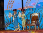Cười sảng với hai bé trai hóa trang tiểu cách cách