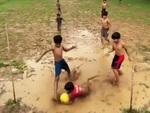 Trận bóng đá sân ruộng đầy vui nhộn