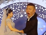 Chú rể tấu hài khi cụng ly uống rượu giao bôi với cô dâu