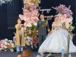 Phì cười với màn phát biểu của đại diện hội bạn thân cô dâu