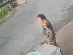 Cô gái hậu đậu khi làm đổ chậu chuối nướng
