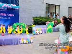 Cô giáo mầm non nhảy mẫu cực sung nhưng trò trên sân khấu vẫn ngơ ngác