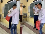 Nam sinh lầy lội cầm túi ni lông lên bục giảng nhận giấy khen