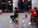 Bố mẹ trẻ hạnh phúc khi thấy bước đi đầu tiên của con