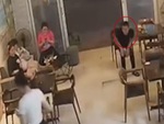 Thanh niên ngã chổng vó vì mải ngắm gái xinh