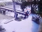 Hai bé trai suýt chết đuối khi tắm sông