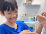 Cách nhổ răng không đau còn giúp bé cười khoái chí
