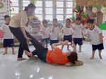 Cô giáo mầm non nằm xuống nền nhà trổ tài quay phim