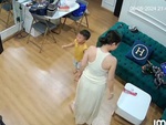 Bé trai chơi trốn tìm khóc thét khi được bố mẹ cho 'tàng hình'