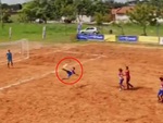 Cầu thủ vô lê bừa vô tình lượm siêu phẩm