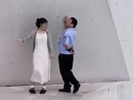 Bác bảo vệ làm mẫu hướng dẫn cô gái tạo dáng chụp hình