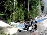 Người phụ nữ tông vào tường khi tập đi xe đạp điện