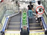 Chàng trai nhanh trí cứu bé gái kẹt chân vào thang cuốn