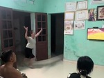 Màn cổ vũ bóng đá có một không hai của chị em Việt