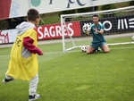 Ronaldo làm thủ môn cho cầu thủ nhí thỏa sức sút