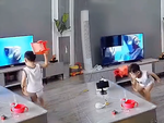 Những đứa trẻ nghịch ngợm báo hại bố mẹ mua tivi mới