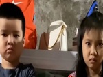 Bé trai hậm hực khi bị mẹ bắt khoanh tay xin lỗi em gái