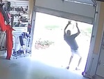 Cụng đầu vào cửa cuốn vì đeo kính râm