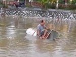Người đàn ông ngã xuống mương khi trổ tài chèo thuyền nhôm