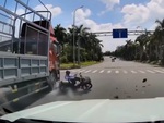 Người đàn ông thoát chết khi chuyển 5 làn đường mà thiếu quan sát
