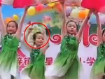 Cười sảng với màn múa quạt của bé gái