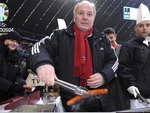 Lý do chủ nhà Euro 2024 cấm cổ động viên mang táo, chuối, cam vào sân