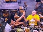 Cô gái ngã bật ngửa vì bạn đùa nhây