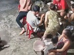 Bé gái vô tình rút ghế làm bà ngã dập mông
